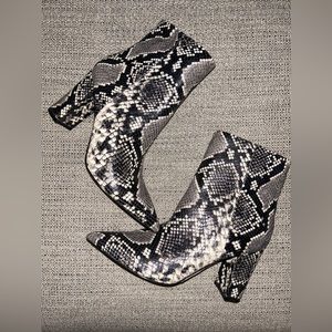 Marc Fisher LTD Ulani 2 pointed-toe bootie